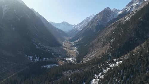 Vista aérea del valle montañoso del desfiladero de Barskoon con picos nevados, Kirguistán