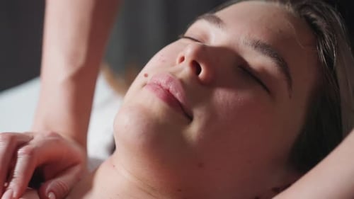 Nahaufnahme einer jungen Frau, die eine beruhigende Massagetherapie erhält