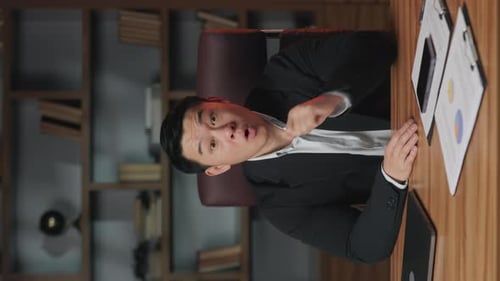 Manager bekommt während des Arbeitstages im Büro eine brillante Idee