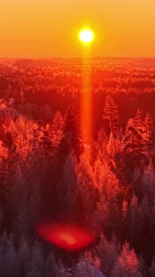Vue cinématographique par drone d'un ciel orange rougeoyant établissant un coucher de soleil ardent.