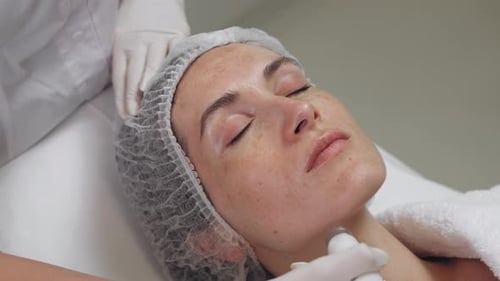 Facial Treatment Session Using Advanced Skincare Technology in a Modern Clinic Setting