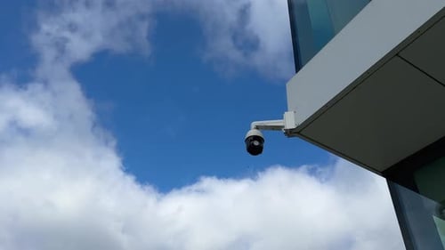 Sicherheitskamera vor einem bewölkten Himmel.