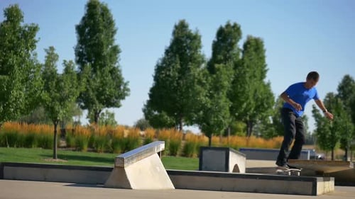 Un homme fait du kickflip back lip sur un rail sur son skateboard