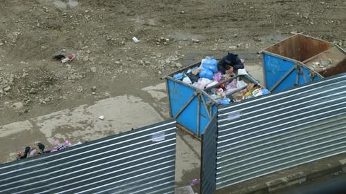 Un sans-abri fouille les poubelles