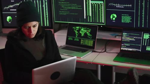 Une hacker professionnelle saisit un code de virus sur un ordinateur portable pour une cyberattaque