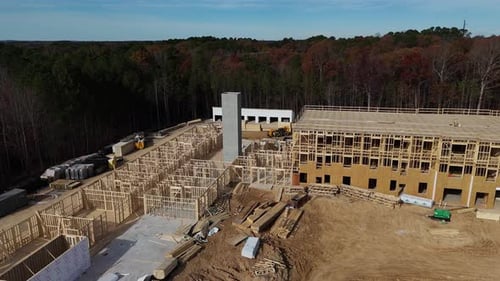 El desarrollo de un sitio de construcción requiere estructuras complejas, operaciones y herramientas de maquinaria pesada