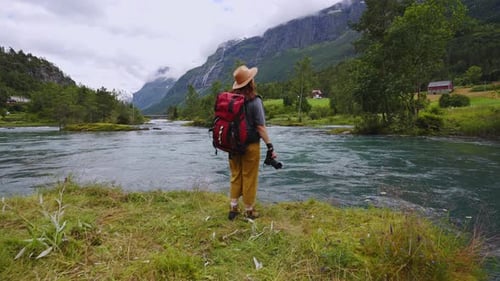 Photographe professionnel, touriste avec appareil photo, photographie le magnifique lac Lovatnet