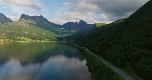 Experimente paisagens épicas em uma incrível viagem pelo arquipélago norueguês. Foto aérea ampla