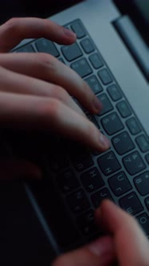 Hände, die auf der Laptop-Tastatur tippen