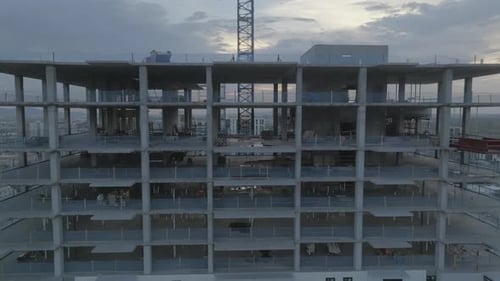 Aufschlussreiche Drohnenaufnahmen eines im Bau befindlichen Hotels, das eng beginnt und sich dann bewegt, Weitwinkelaufnahme