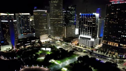 Paisagem aérea noturna do centro de Miami, Flórida, Estados Unidos.