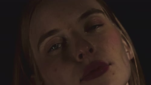 Frau mit blauen Augen und rotem Lippenstift posiert für Mode-Fotoshooting