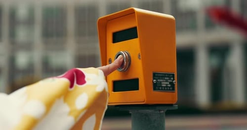 Mão, trânsito e travessia para pedestres na cidade para viagens, viagens e aventuras para passear