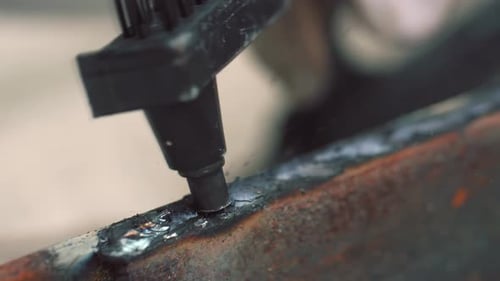 Removal of steel dross or slag after welding with hammer3 V1 0001
