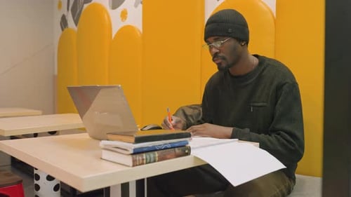 Konzentriertes Multitasking der Studierenden im Studienumfeld Fleißiger junger Mensch, der sich in vielfältigen akademischen Bereichen engagiert