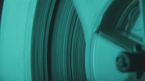 Teil des sich drehenden Magnetbandes eines analogen Reel-to-Reel-Kassettenrekorders