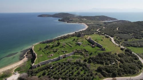 Vue aérienne du château de Nea Peramos (Anaktoroupolis) et du golfe de Vrasidas à Kavala en Grèce, panoramique