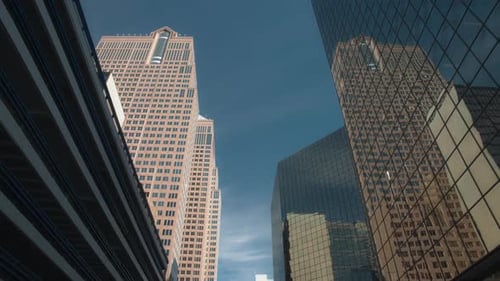 Wolkenkratzer mit reflektierenden Fassaden