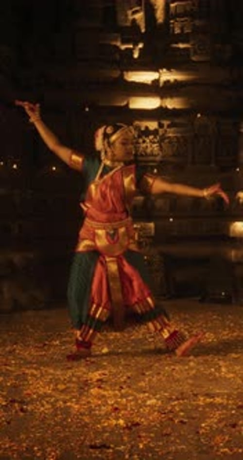 Jeune fille indienne exécutant une danse traditionnelle