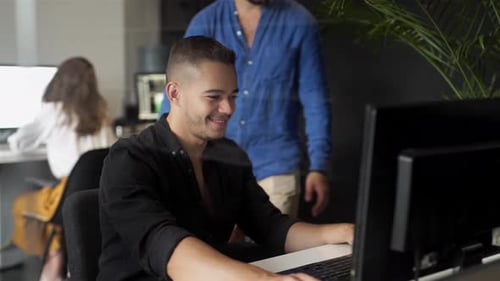 Männliche Kollegen diskutieren Online-Projekt Blick auf den PC-Bildschirm Mentor unterrichtet junger Mann erklärt Unternehmens-