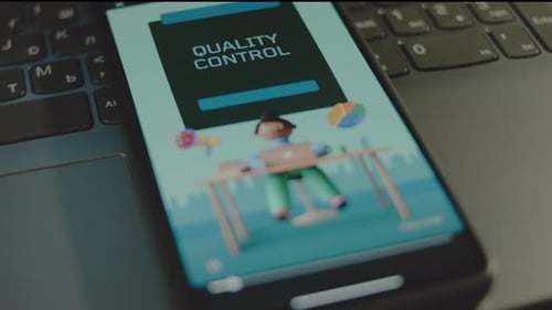 Inscription du contrôle qualité sur l'écran du smartphone Présentation graphique du directeur d'usine illustré