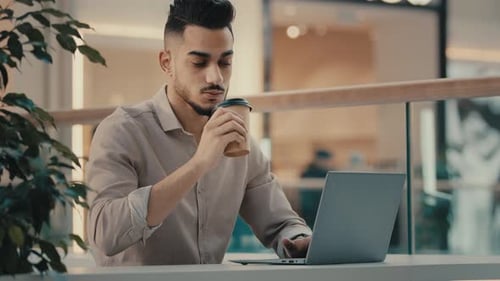 Indischer hispanischer ethnischer Arbeiter Manager Student Geschäftsmann Freiberufler Unternehmer Mann Guy Typing