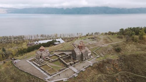 Das Kloster Sevanavank im Herbst und der Sewansee