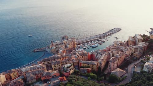 Camogli muestra su colorido puerto y costa al atardecer