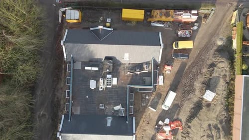 Luftbild von oben nach unten eines neuen Hauses, das auf der Baustelle gebaut wird