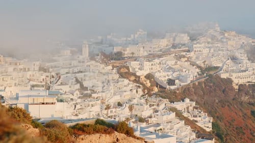 Fira en un día de niebla en la isla de Santorini, Grecia