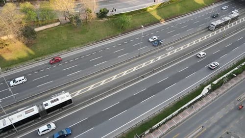 Verkehr in einer Hochstraße in Istanbul