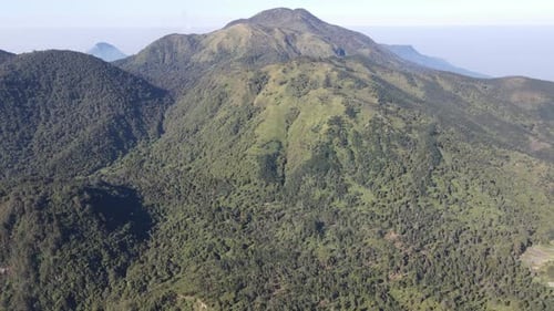 Luftaufnahme der klaren Mongkrang-Hügel in der Nähe des Lawu-Berges, Indonesien