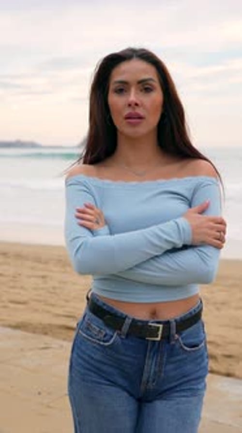 Modèle brune posant sur la plage