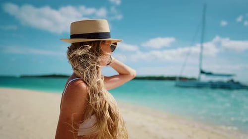 Sommerausflug zur Ozeanküste Frau bewundert Meerblick von der tropischen Insel Schöne blonde Frau
