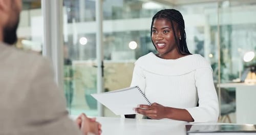 Documento, entrevista e pessoas em reunião com aperto de mão, discussão e escritório corporativo