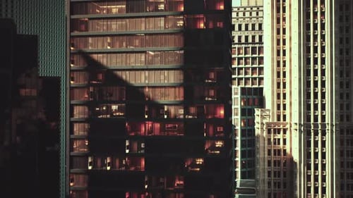 La luz del atardecer resalta los modernos edificios de apartamentos en una ciudad bulliciosa