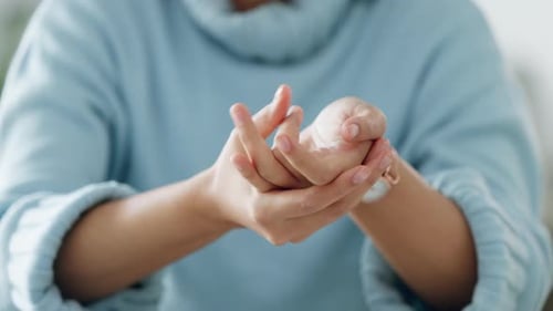 Hände-, Finger- und Knöchelrisse bei einer Frau mit Karpaltunnel, Handgelenksschmerzen und Arthritis
