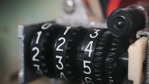 Os números do contador retrô giram em um dispositivo mecânico