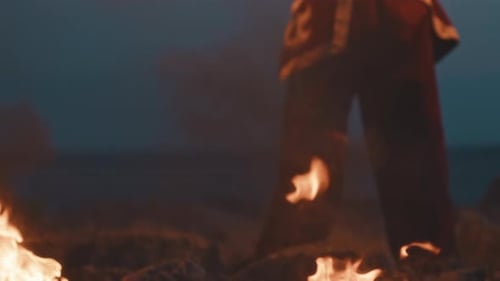 Mann spielt Nachtfeuershow