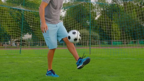 Le sportif contrôle le ballon