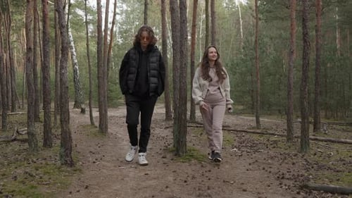 Ein junges Paar genießt einen ruhigen und friedlichen Spaziergang auf einem ruhigen Waldweg