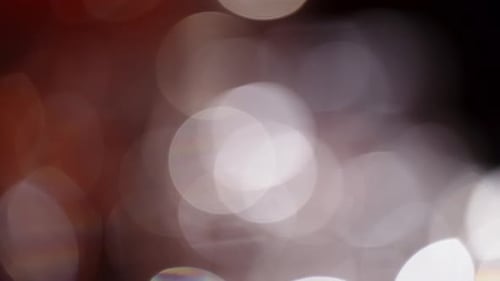 Atractivos rastros de luz bokeh rojos y amarillos sobre un lienzo oscuro