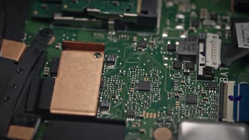 Primer plano de una placa base con varios componentes electrónicos y piezas de circuito