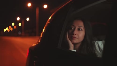Mujer viaja en el coche