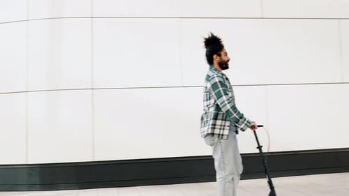 Homme conduisant un scooter électrique