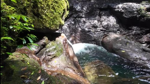 des cascades et de l'eau courante forment des piscines