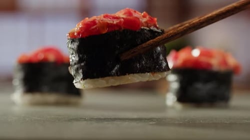 Sushi Sashimi Nigiri Teller Japanisches Gunkan Maki Sushi Restaurant Frische Thunfisch- und Lachsscheiben in