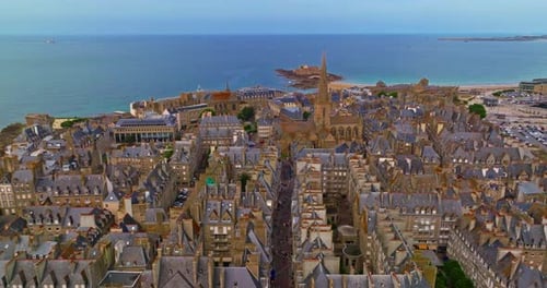Vue aérienne de Saint-Malo, Bretagne, France, Bâtiments historiques de Saint-Malo bordant le littoral, Drone