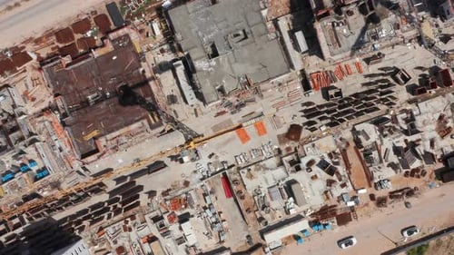 Imágenes aéreas de un gran complejo residencial durante las primeras etapas de la construcción