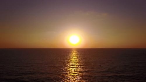 Goldener Sonnenuntergang über dem Mittelmeer
